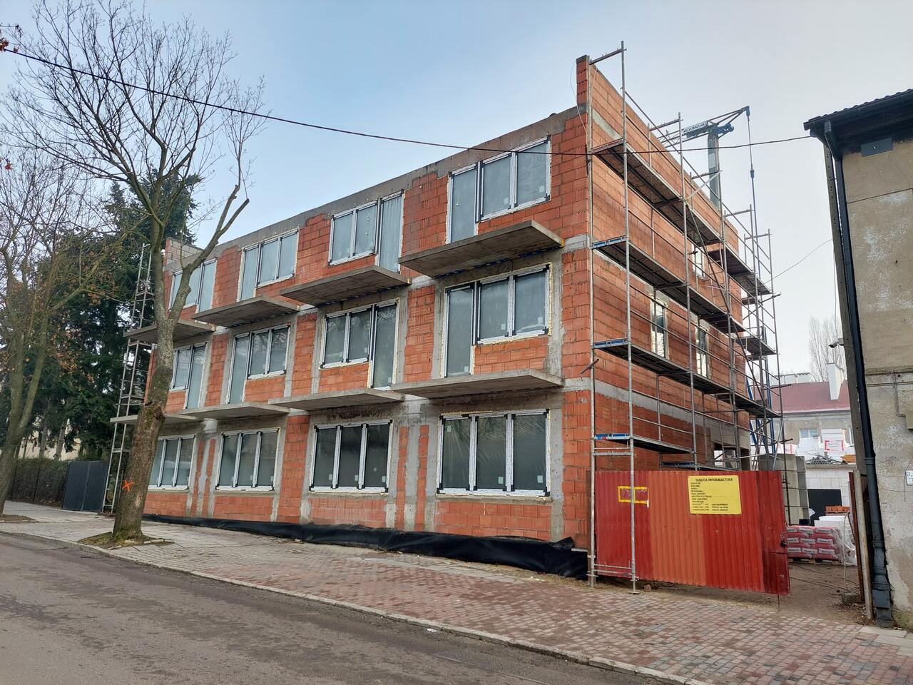 Okna wstawione — budynek zamknięty na zimę